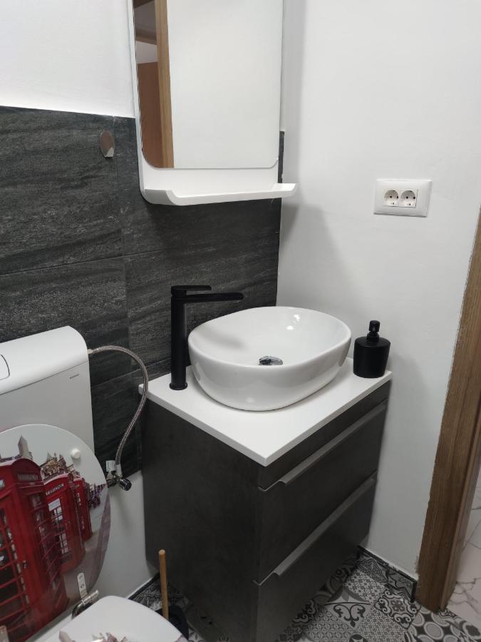 Apartman M&M'S Apartment คาร์โลวัตส์ ภายนอก รูปภาพ