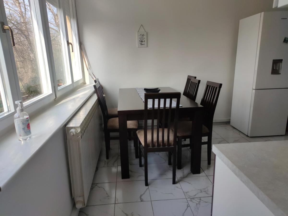 Apartman M&M'S Apartment คาร์โลวัตส์ ภายนอก รูปภาพ