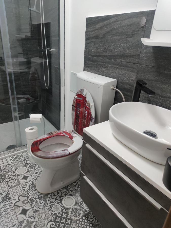 Apartman M&M'S Apartment คาร์โลวัตส์ ภายนอก รูปภาพ